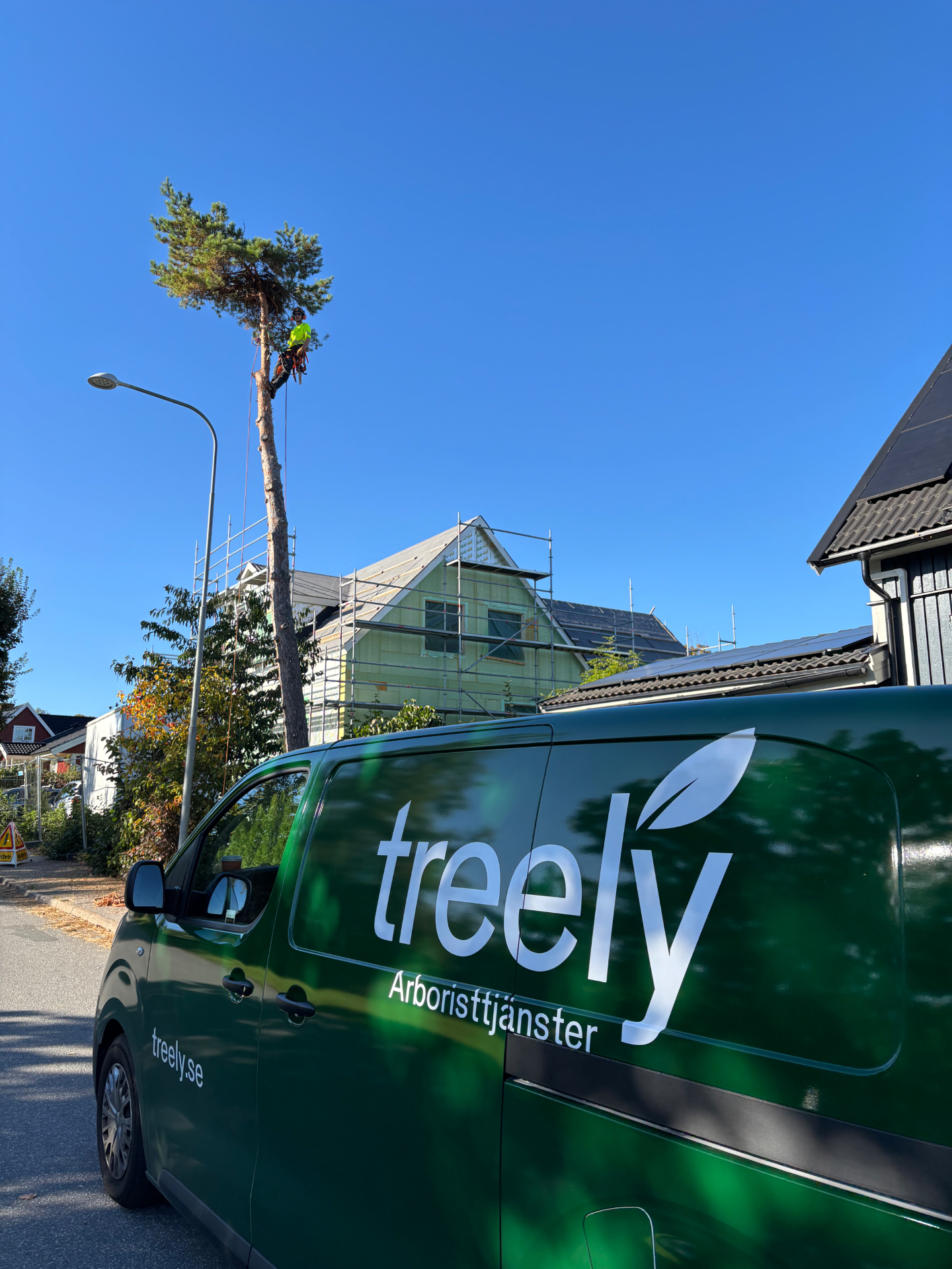 Treelys arbetsbil på plats vid ett uppdrag i Västerås
